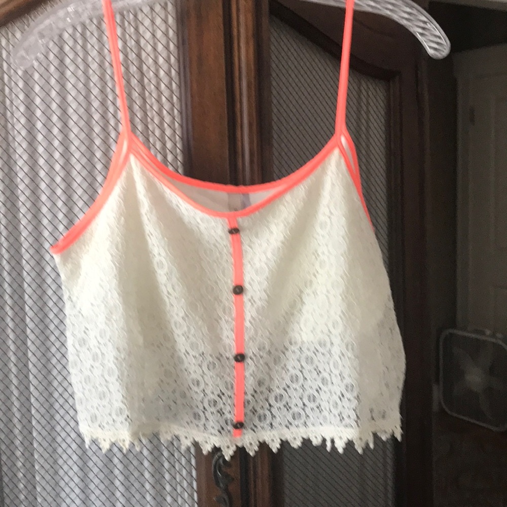 🌺 Adorable lace crop top